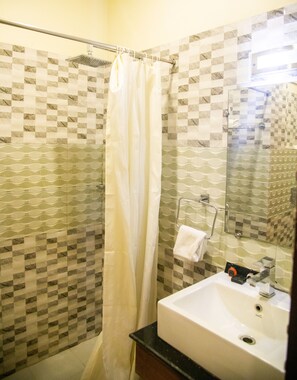 وحدات دش مع أحواض استحمام، مستلزمات مجانية للعناية الشخصية، خف للقدمين