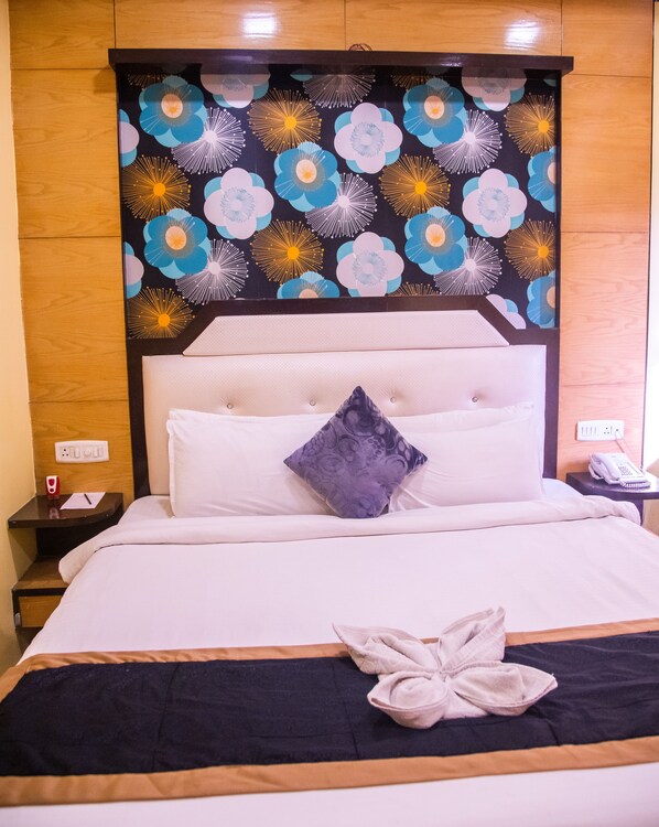 1 غرفة نوم وميني بار وخزنة داخل الغرفة ومكتب