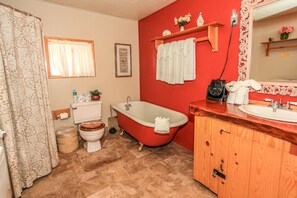 Free toiletries, towels - All Seasons Chateau (Big Bear Lake)