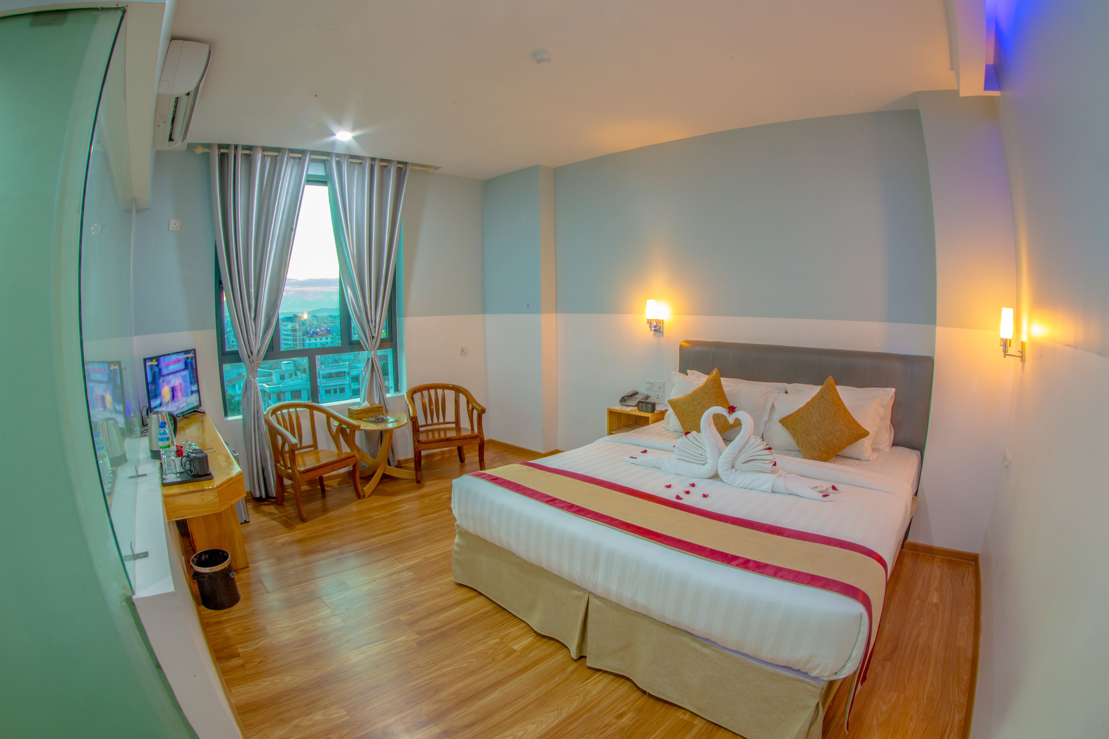 Deluxe Room | Minibar, in-room safe, desk, iron/ironing board (on request)
