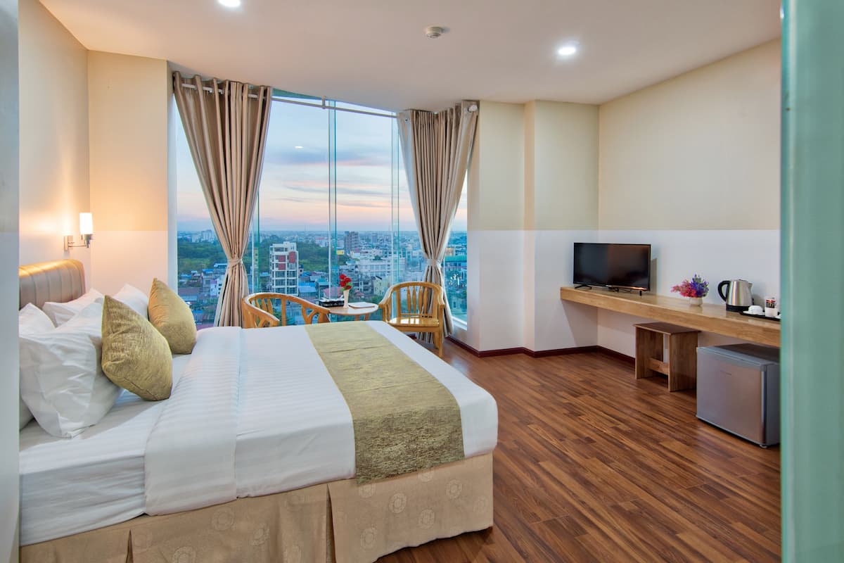 Deluxe Room (Corner) | Bar mini, peti besi dalam bilik, dilengkapkan perabot secara berasingan