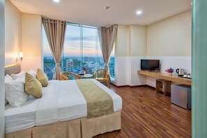Corner Deluxe | Minibar, in-room safe, individually furnished, desk - Gold Leaf Hotel (Mandalay)