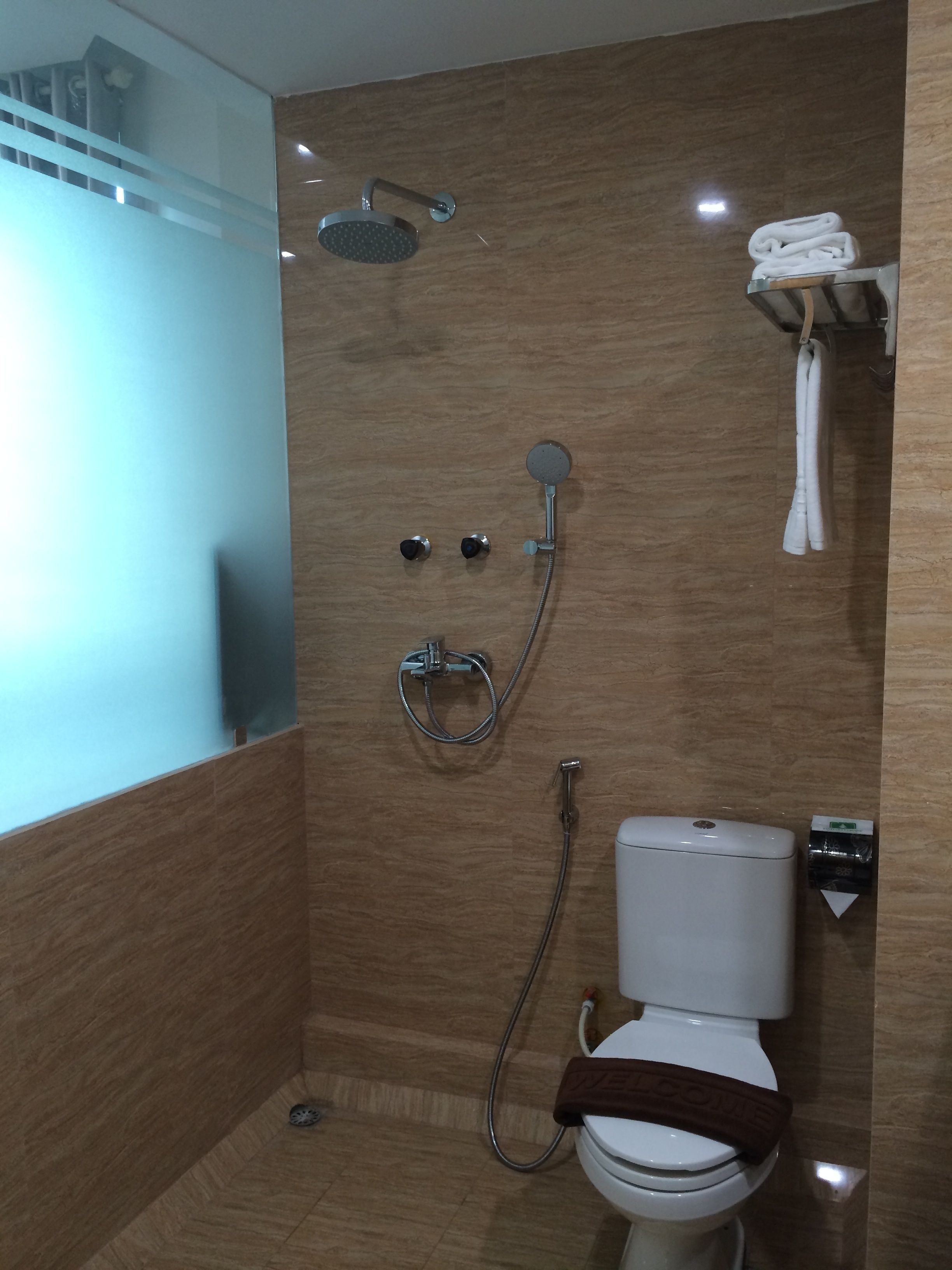 standard room | bathroom | shower, rainfall showerhead, free toiletries, hair dryer