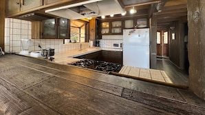 Casa estándar, no fumadores, cocina | Cocina privada | Cafetera o tetera, frigorífico grande, microondas y horno