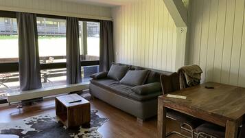 Design Apartment, Kitchen | Living area | 105-cm flat-screen TV with cable channels, TV, table tennis