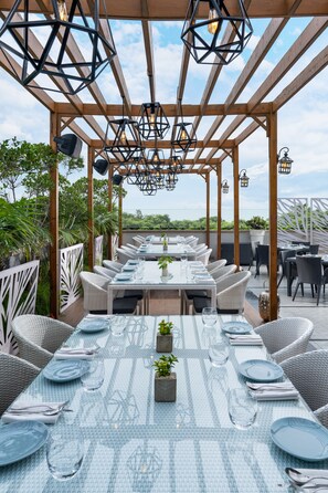 3 restaurants, breakfast, lunch, dinner served; international cuisine