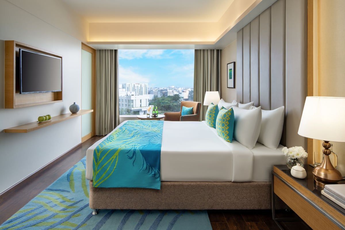 premium suite | minibar, in-room safe, desk, soundproofing