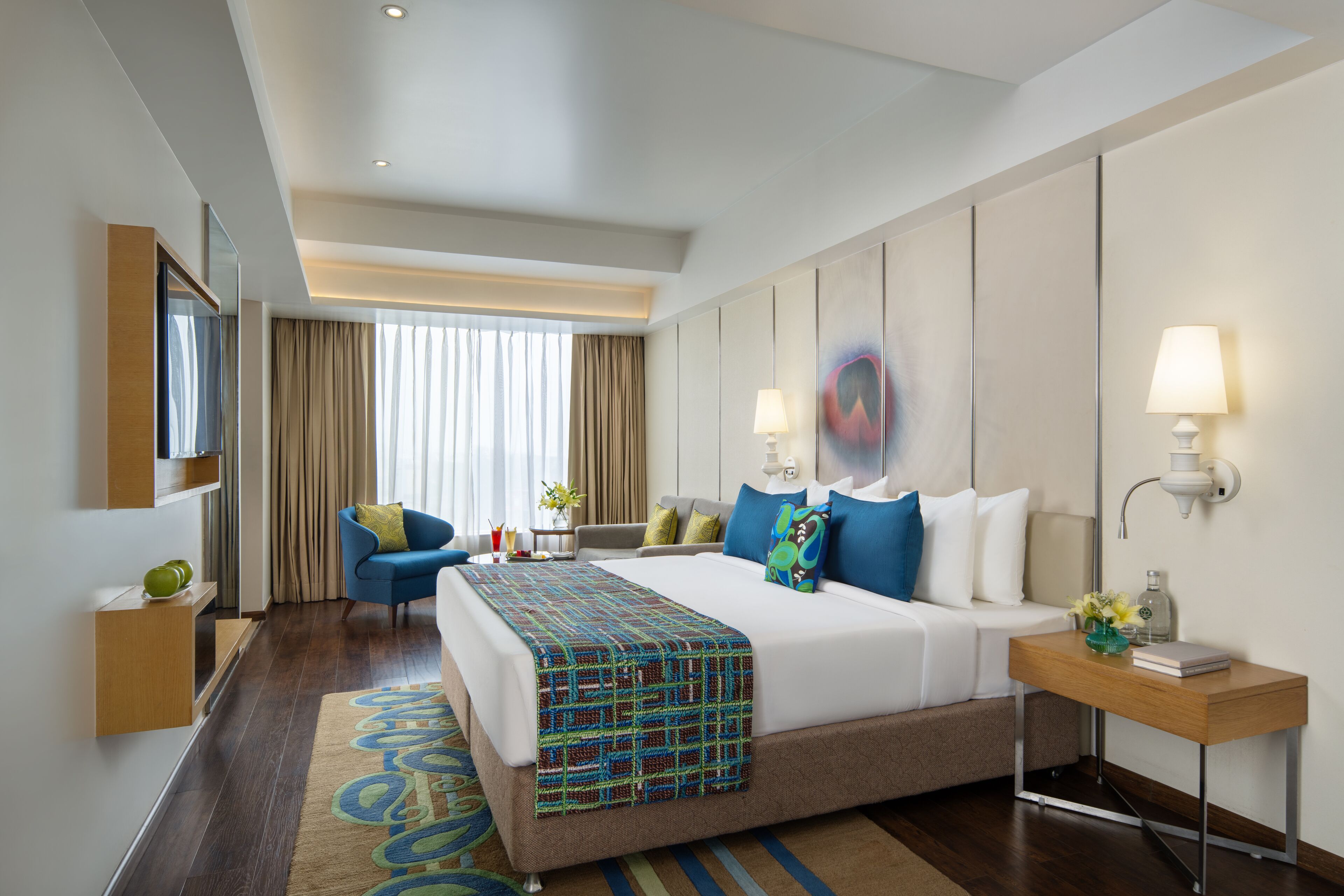 executive room | minibar, in-room safe, desk, soundproofing