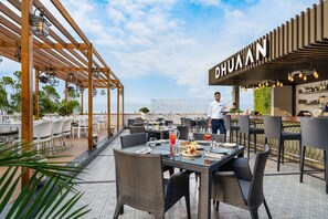 3 restaurants, breakfast, lunch, dinner served; international cuisine