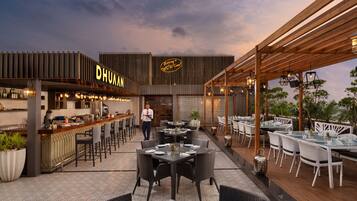 3 restaurants, breakfast, lunch, dinner served; international cuisine