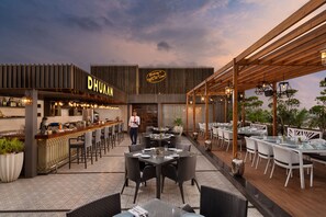 3 间餐厅，供应早餐、午餐和晚餐，国际美食