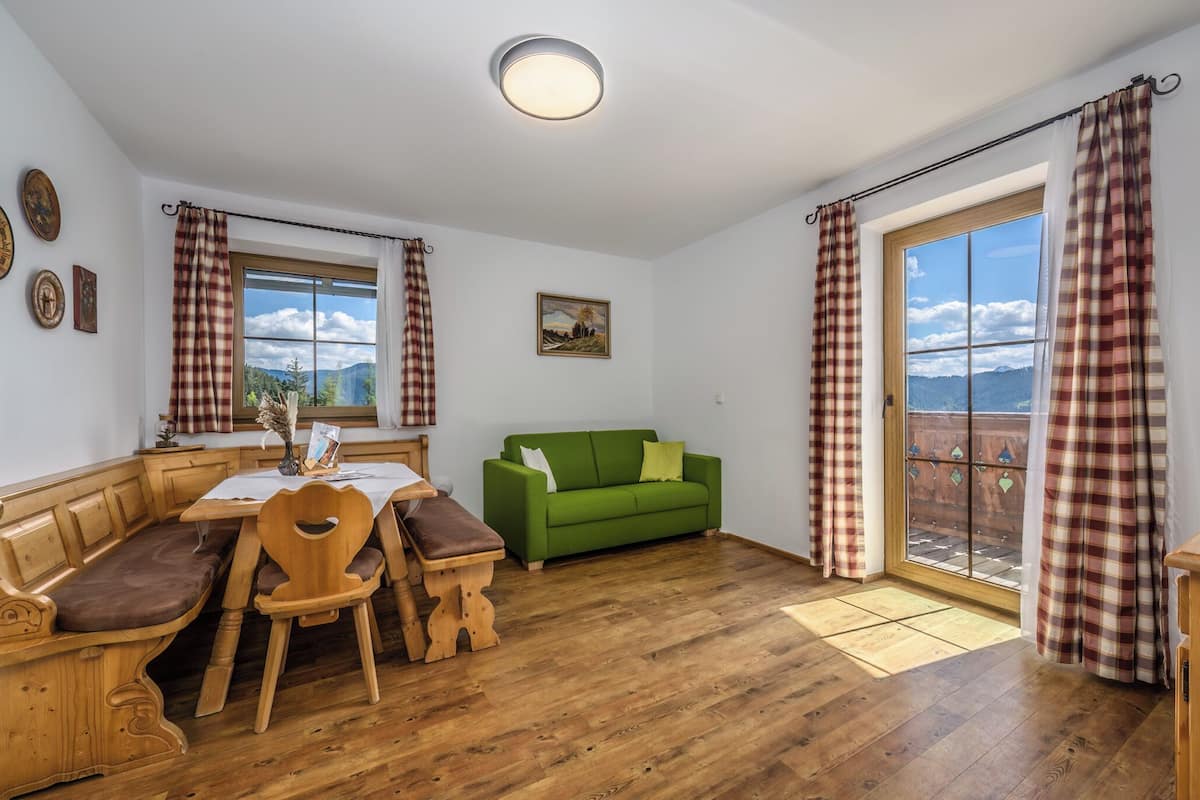 Departamento, balcón (Seeblick, incl. cleaning fee EUR 75) | Área de sala de estar | Televisión de pantalla plana, chimenea y piso con calefacción