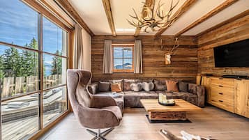 43-inch flat-screen TV with cable channels, TV, heated floors