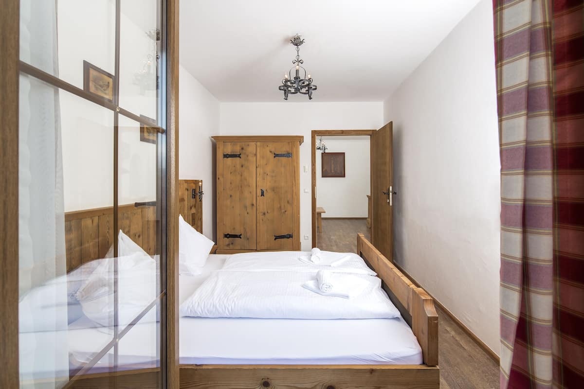Caja de seguridad en la habitación, wifi gratis y ropa de cama