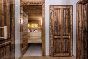 Douche, séchoir à cheveux, serviettes fournies, savon