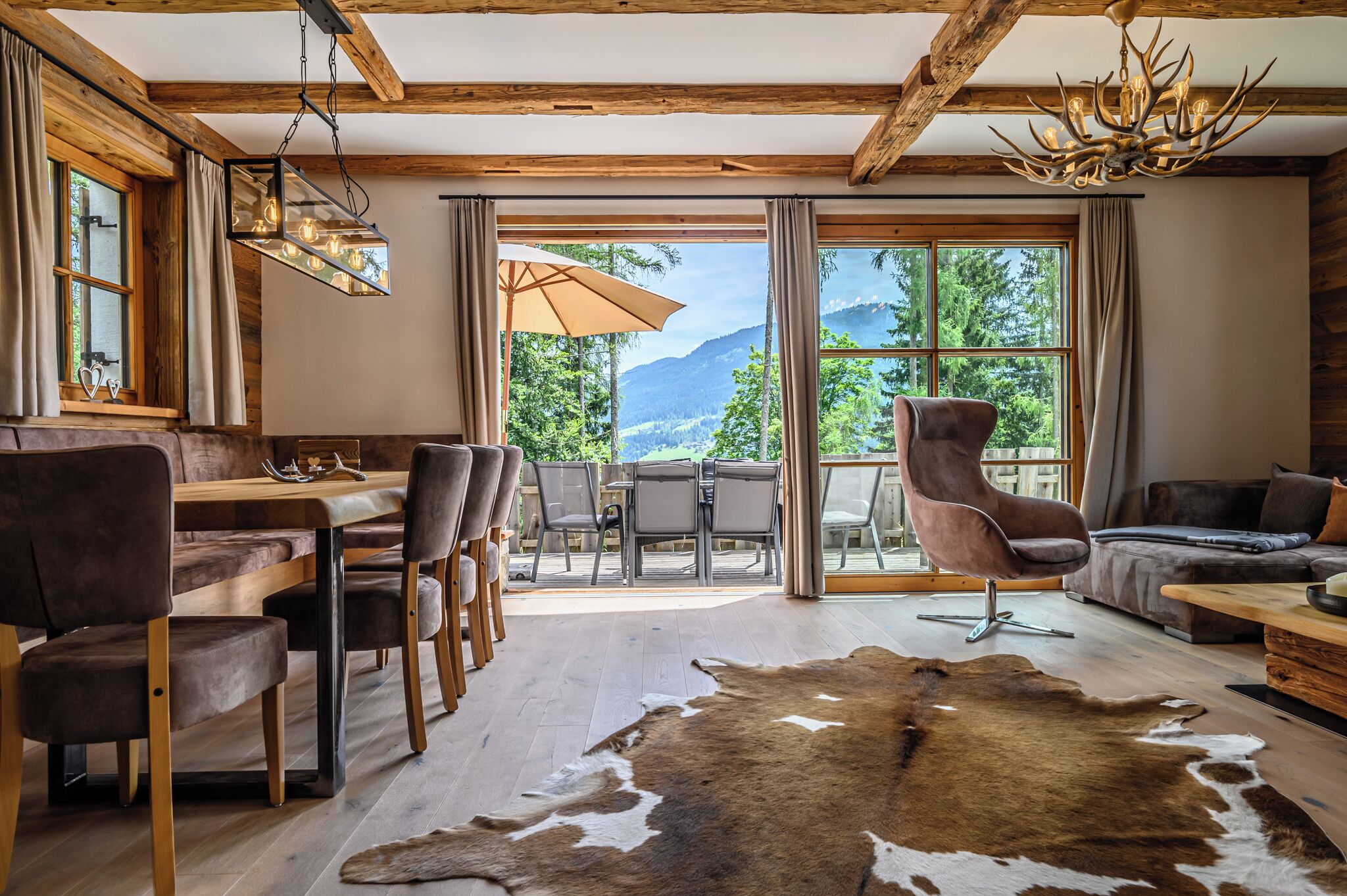 Een 43-inch flatscreentelevisie met kabelzenders en een televisie