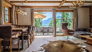 Een 43-inch flatscreentelevisie met kabelzenders en een televisie