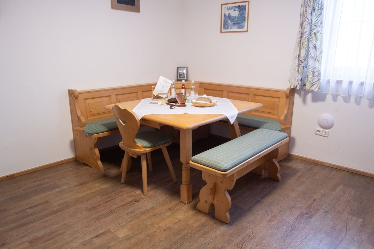 Departamento, cocina (Wiesengrün, incl. cleaning fee EUR 75) | Área de sala de estar | Televisión de pantalla plana, chimenea y piso con calefacción