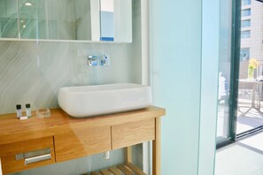 Exclusief appartement | Badkamer | Een aparte badkuip en douche, een regendouche, gratis toiletartikelen