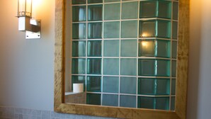 Shower, towels - Hotel am See (Allensbach)