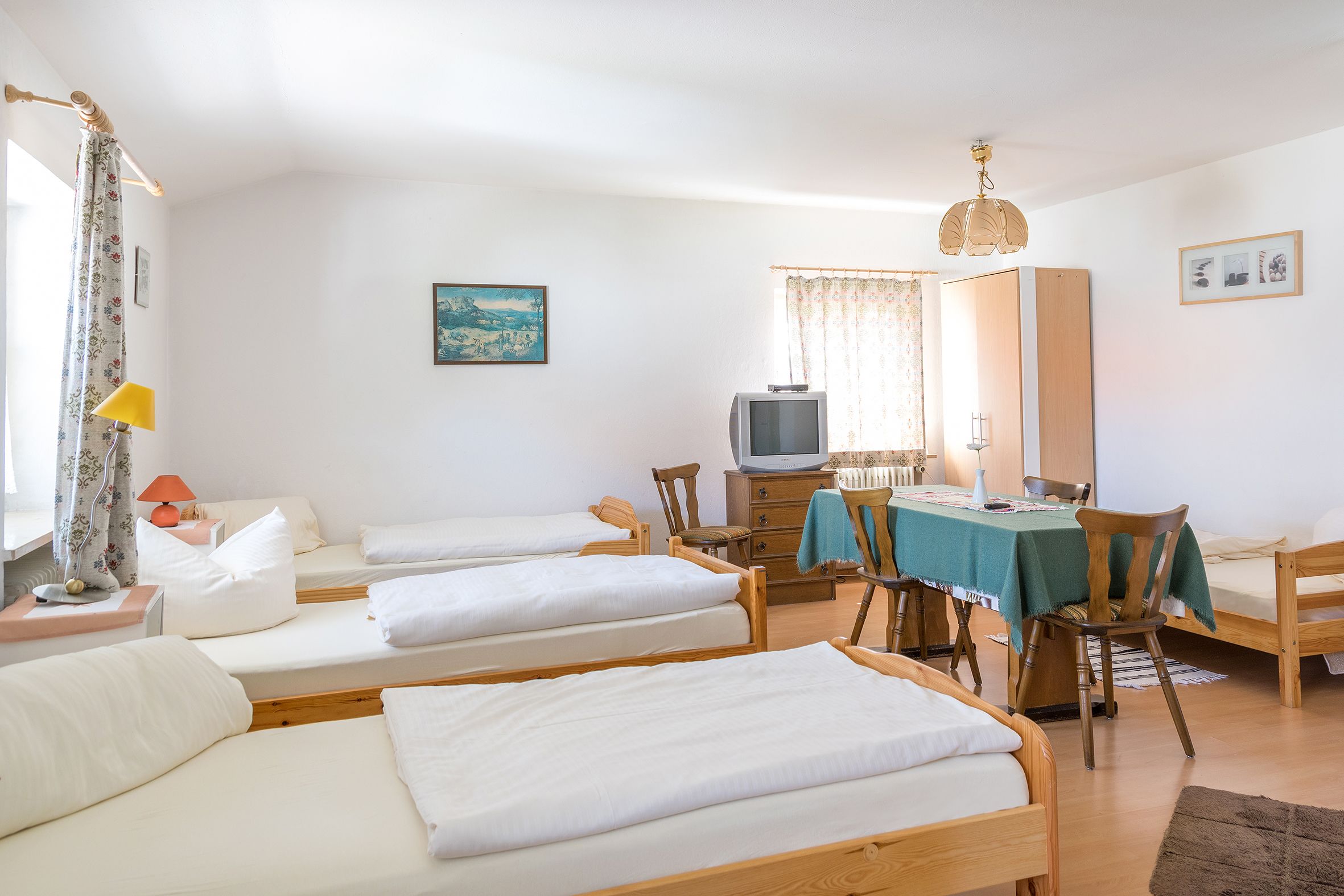 Kolmen hengen huone | Työpöytä, silitysrauta/-lauta, ilmainen Wi-Fi, vuodevaatteet