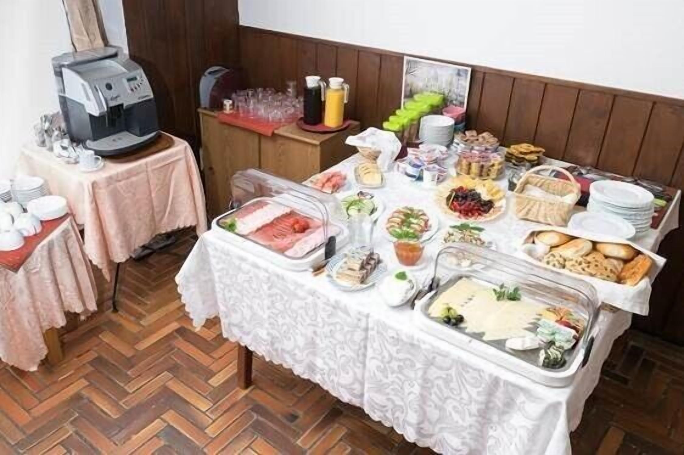 Kontinental frokost hver dag (EUR 9 per person)