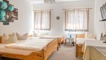 Family Room | Desk, iron/ironing board, free WiFi, bed sheets