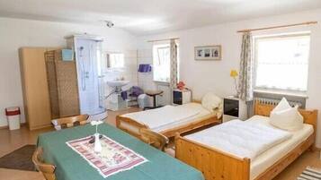 Dreibettzimmer | Schreibtisch, Bügeleisen/Bügelbrett, kostenloses WLAN, Bettwäsche