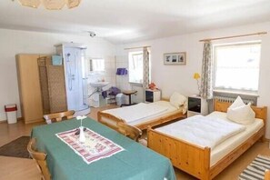 Habitación triple | Escritorio, tabla de planchar con plancha, wifi gratis y ropa de cama
