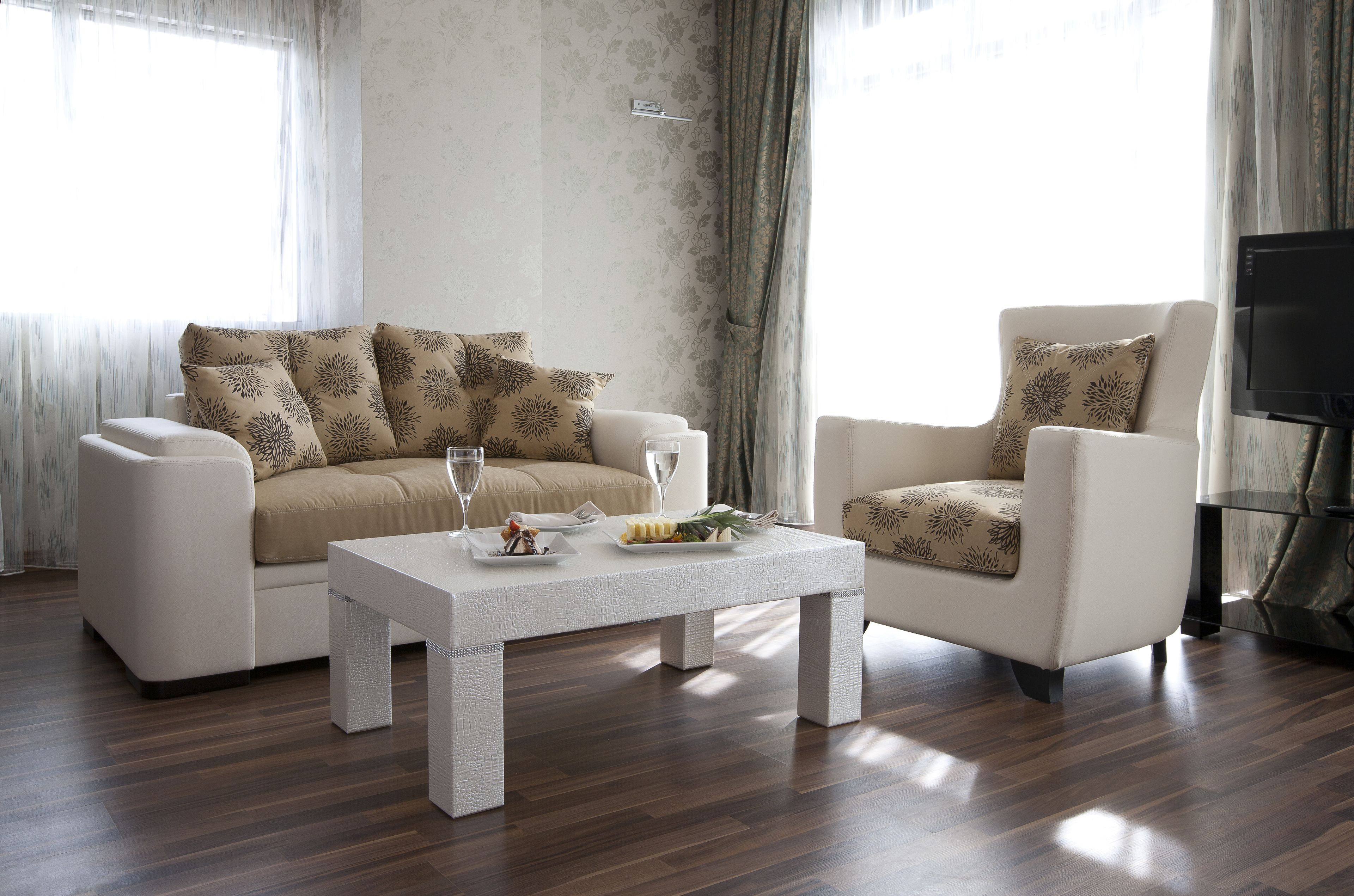 suite | living area | lcd tv