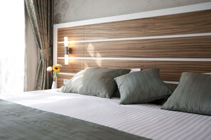 Suite | Minibar, in-room safe, desk, iron/ironing board - Fourway Hotel SPA & Restaurant (Dörtyol)