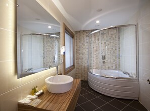 Douche, articles de toilette (gratuits), séchoir à cheveux, pantoufles