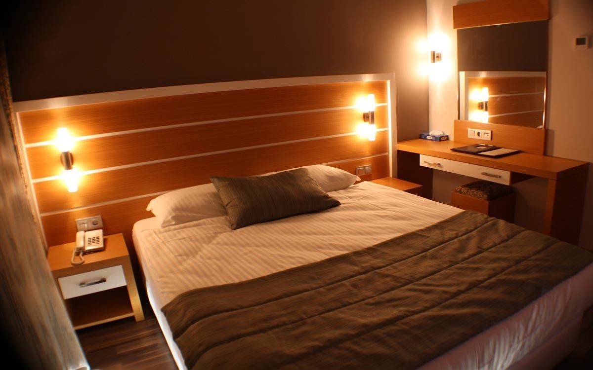 standard double or twin room | minibar, in-room safe, desk, iron/ironing board