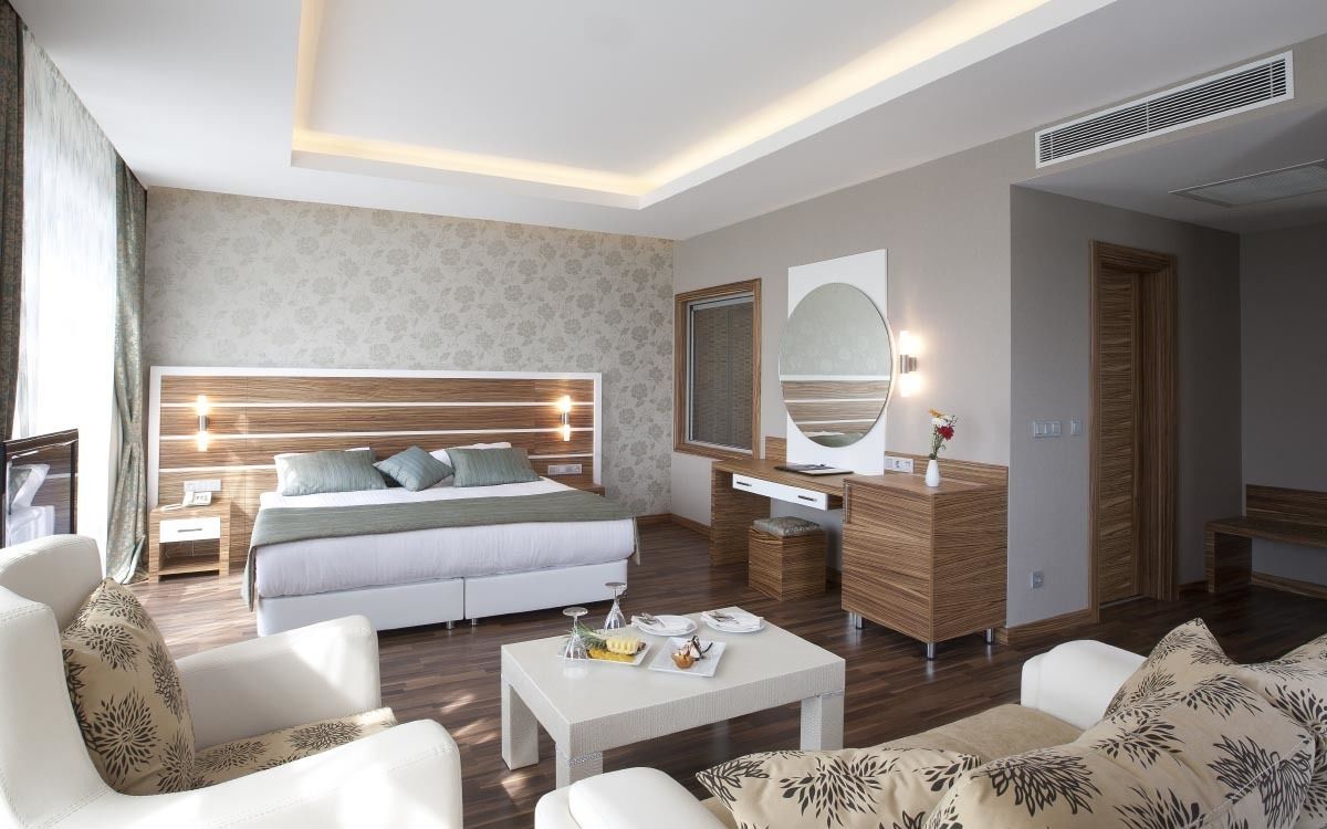 suite | minibar, in-room safe, desk, iron/ironing board