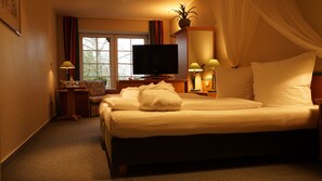Junior Suite | Desk, blackout curtains, free WiFi, bed sheets - Hotel & Restaurant Brackstedter Mühle (Wolfsburg)