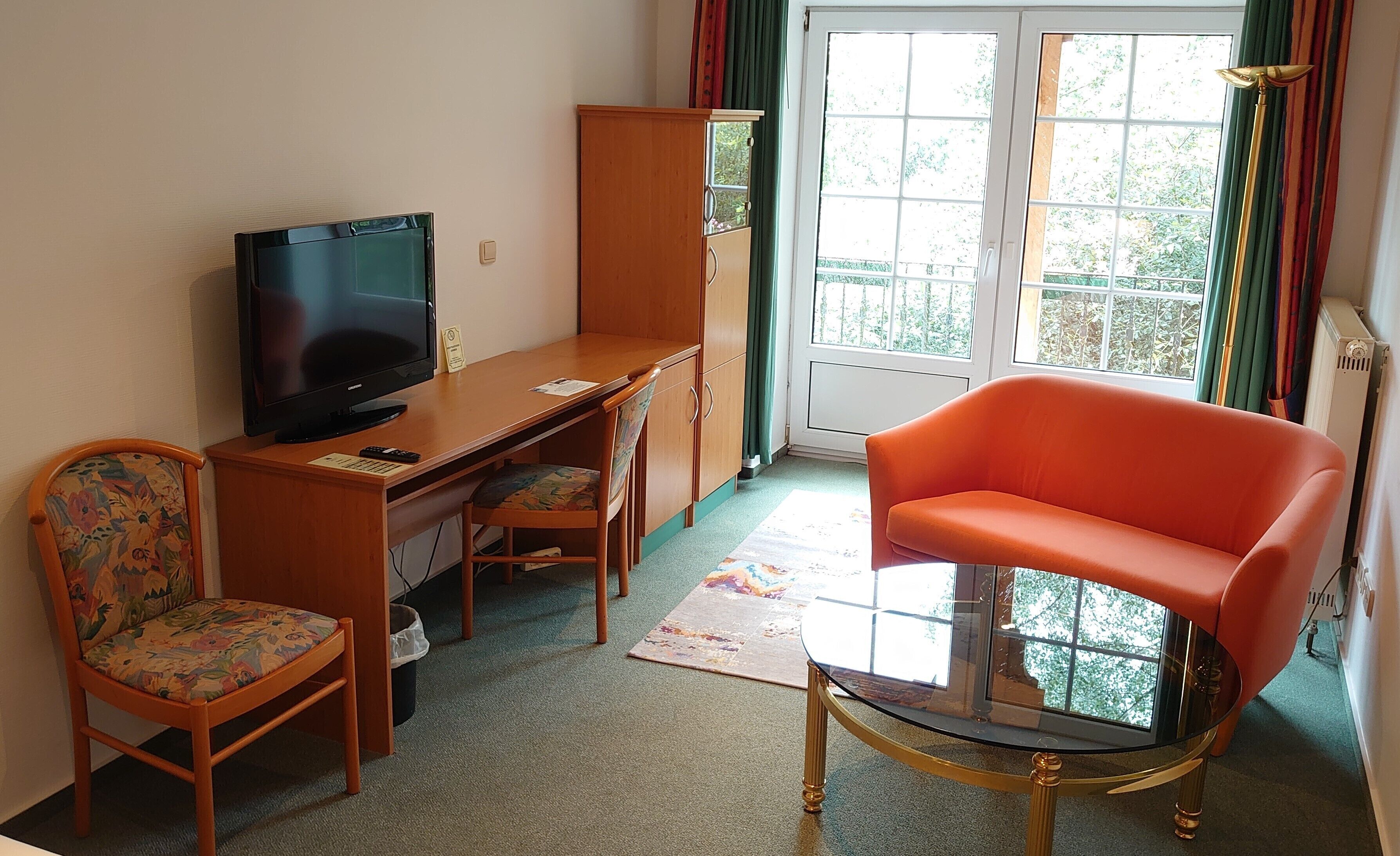 junior suite | living area | flat-screen tv