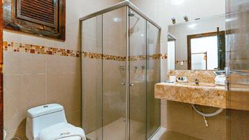 Suite Plus | Bagno | Doccia, set di cortesia gratuito, asciugamani