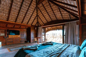 Bungalow | Minibar, blackout drapes, free WiFi, bed sheets