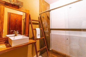 Luxo Superior | Baño | Ducha, artículos de higiene personal gratuitos y toallas