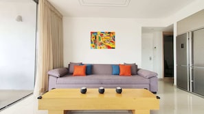 Apartment (2 Bedrooms) | Interior - Bedroom Apartment with Balcony and City Views (Tel Aviv)
