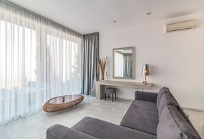 Villa, Mehrere Schlafzimmer (Oceania) | Wohnbereich | 42-Zoll-Flachbildfernseher mit Digitalempfang, Fernseher