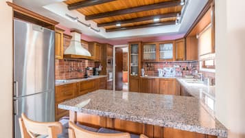 Panorama villa, 6 slaapkamers (Panorama) | Privékeuken | Een koelkast/vriezer, een magnetron, een oven, een kookplaat