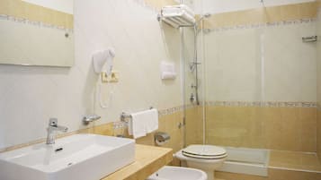 Un bagno con lavandino, WC e doccia.