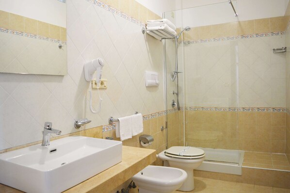 A bathroom with a sink, toilet, and shower. - Paestum Inn Beach Resort (Capaccio-Paestum)