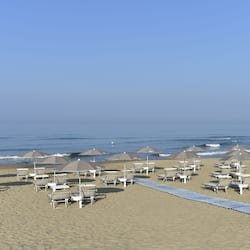 Bãi biển riêng, ghế dài tắm nắng, dù trên bãi biển
