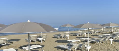 Playa privada, camastros y sombrillas