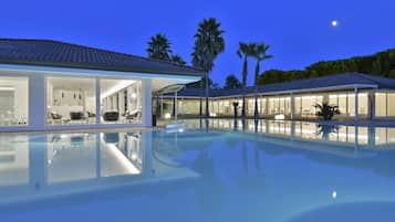 Poolside bar