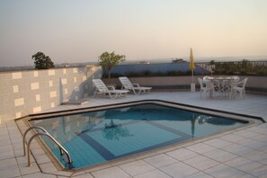 Piscina a l'aire lliure, para-sols i gandules 