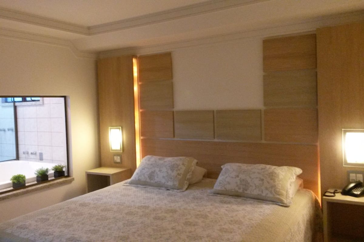 Executive Room, 1 King Bed | Minibar, desk, blackout drapes, free WiFi