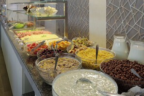 Lunsj og middag serveres, lokale og internasjonale retter